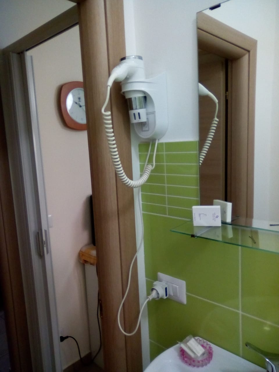 Double or Twin Room (Viola) | Bathroom | Shower, free toiletries, hair dryer, bidet