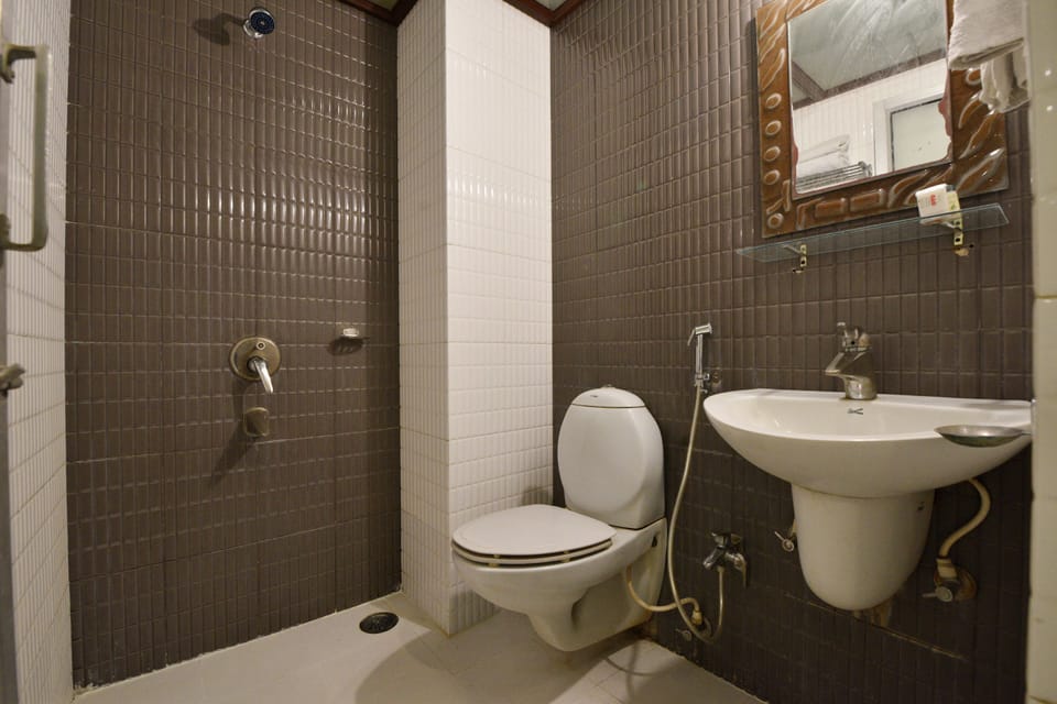 Shower, free toiletries, towels
