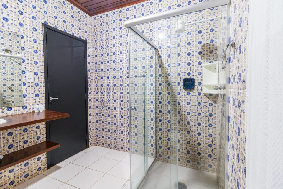 Family Room | Bathroom | Shower, free toiletries, towels