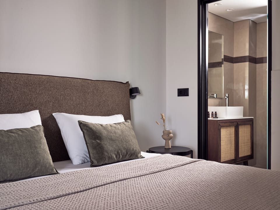 Deluxe Double or Twin Room | Premium bedding, blackout drapes, iron/ironing board, free WiFi