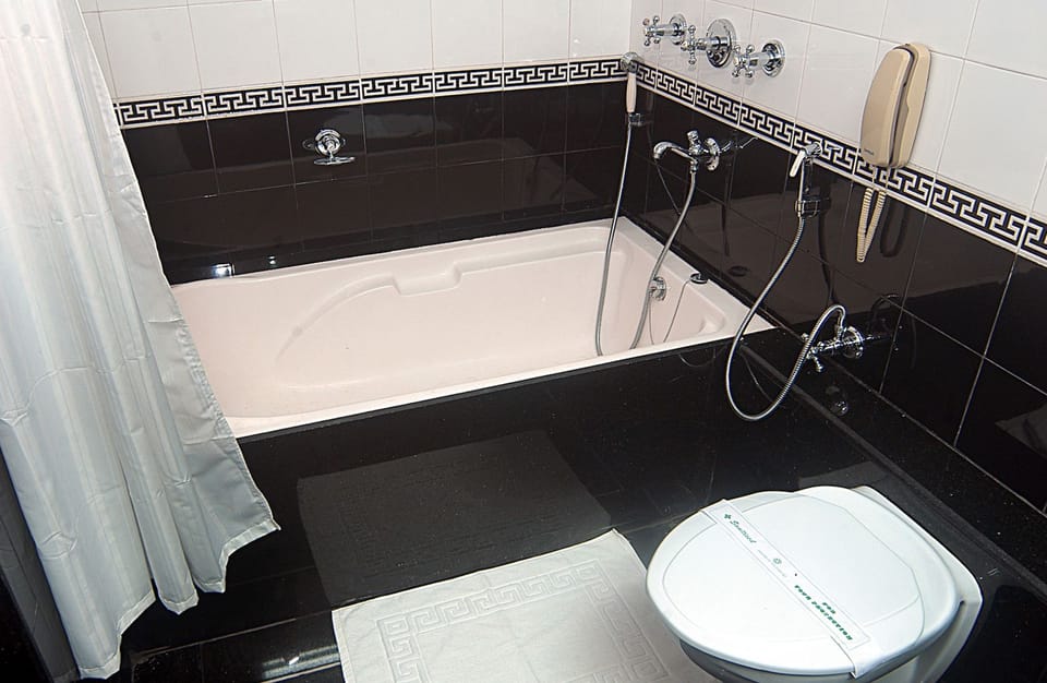 Combined shower/tub, free toiletries, towels