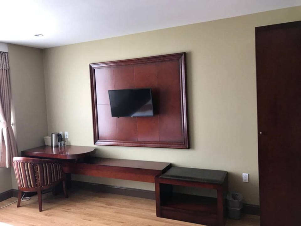 Comfort Room, 1 King Bed, Non Smoking | Premium bedding, in-room safe, desk, blackout drapes