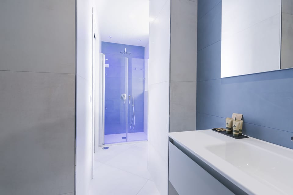 Comfort Double Room | Bathroom | Shower, rainfall showerhead, free toiletries, bidet