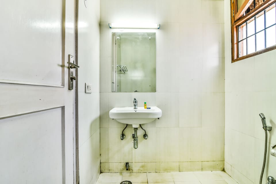 Deluxe Room | Bathroom | Shower, rainfall showerhead, towels