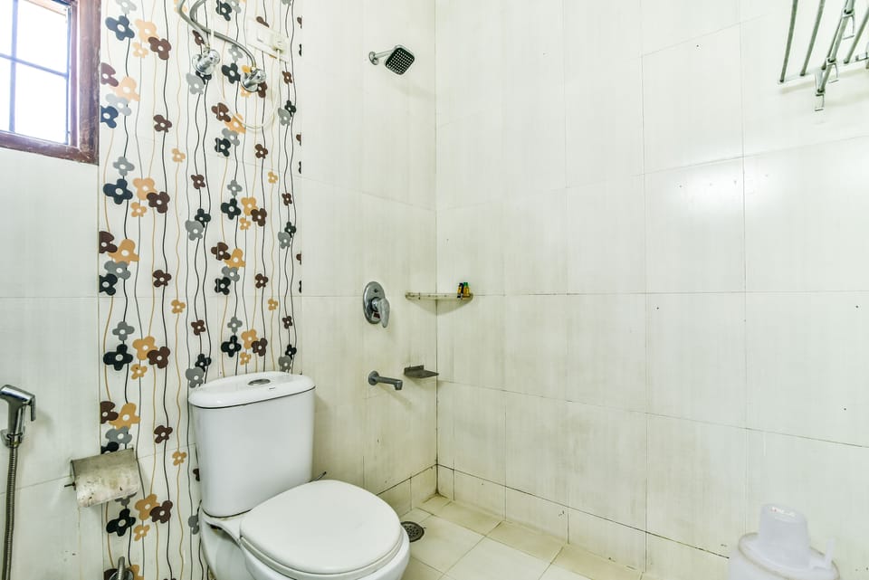 Deluxe Room | Bathroom | Shower, rainfall showerhead, towels