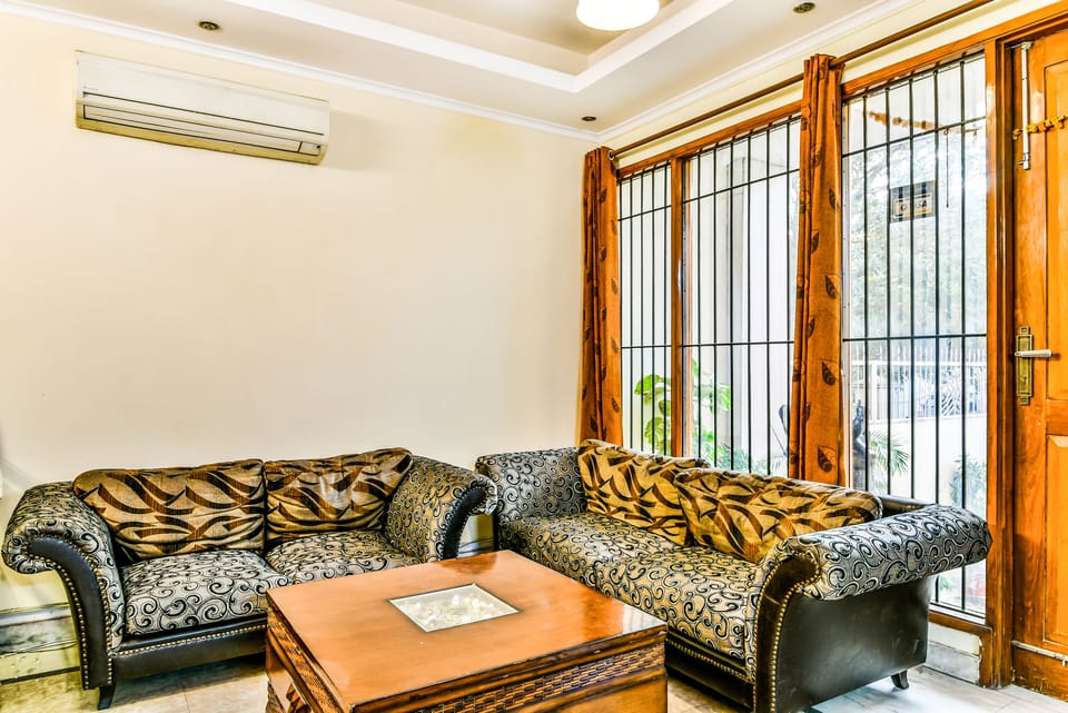 Deluxe Room | Living area | LED TV