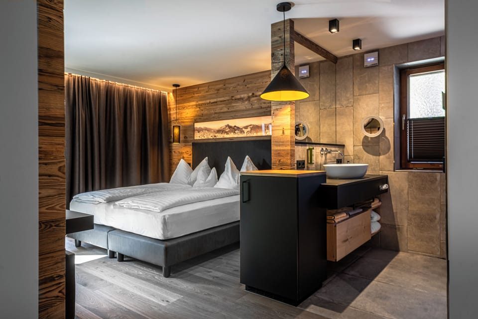 Deluxe Apartment, Balcony, Mountain View | In-room safe, blackout drapes, free WiFi, bed sheets