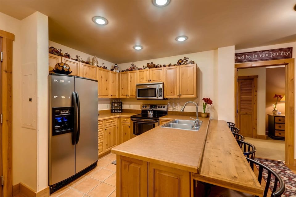 Condo (8615_Expedition_Station) | Private kitchen | Microwave, oven, cookware/dishes/utensils