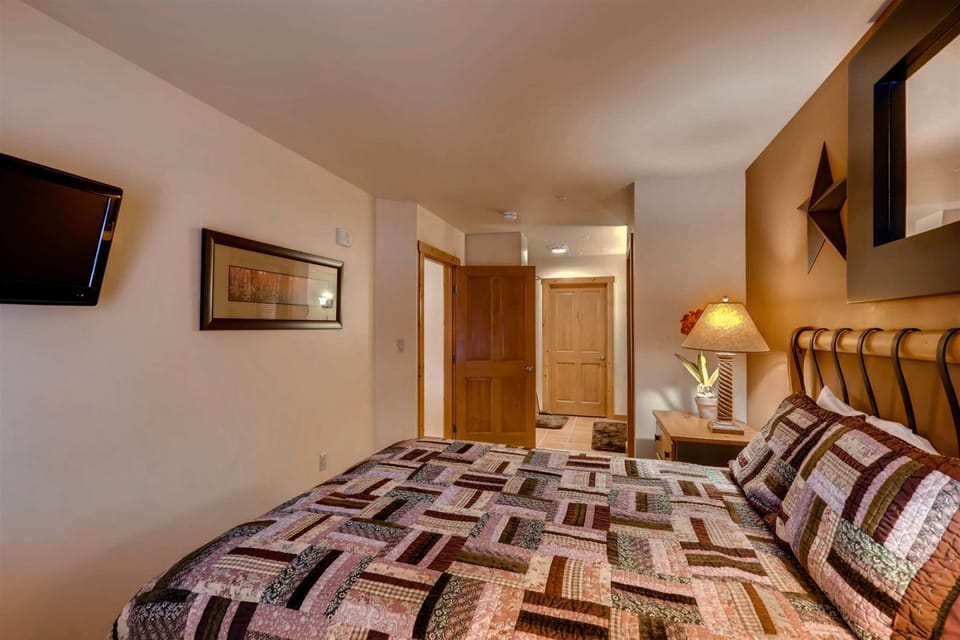 Condo (8615_Expedition_Station) | 2 bedrooms, iron/ironing board, free WiFi, bed sheets