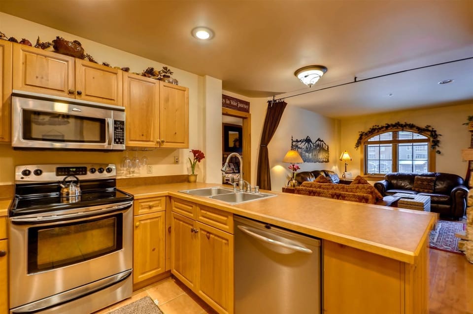 Condo (8615_Expedition_Station) | Private kitchen | Microwave, oven, cookware/dishes/utensils