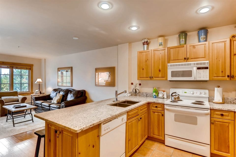 Oven, cookware/dishes/utensils