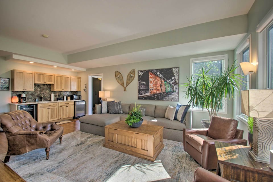 Living Room | Smart TV | Kitchenette