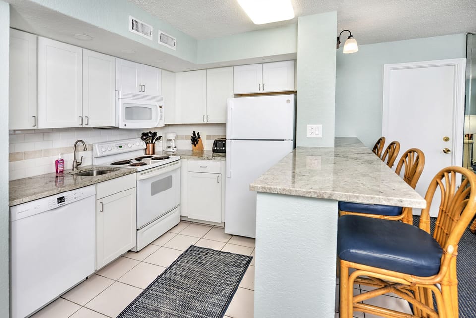 Hawaiian Inn Resort - 4th floor Oceanfront 1 Bedroom