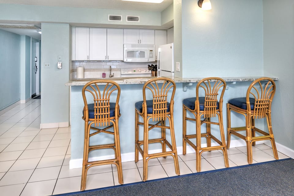 Hawaiian Inn Resort - 4th floor Oceanfront 1 Bedroom
