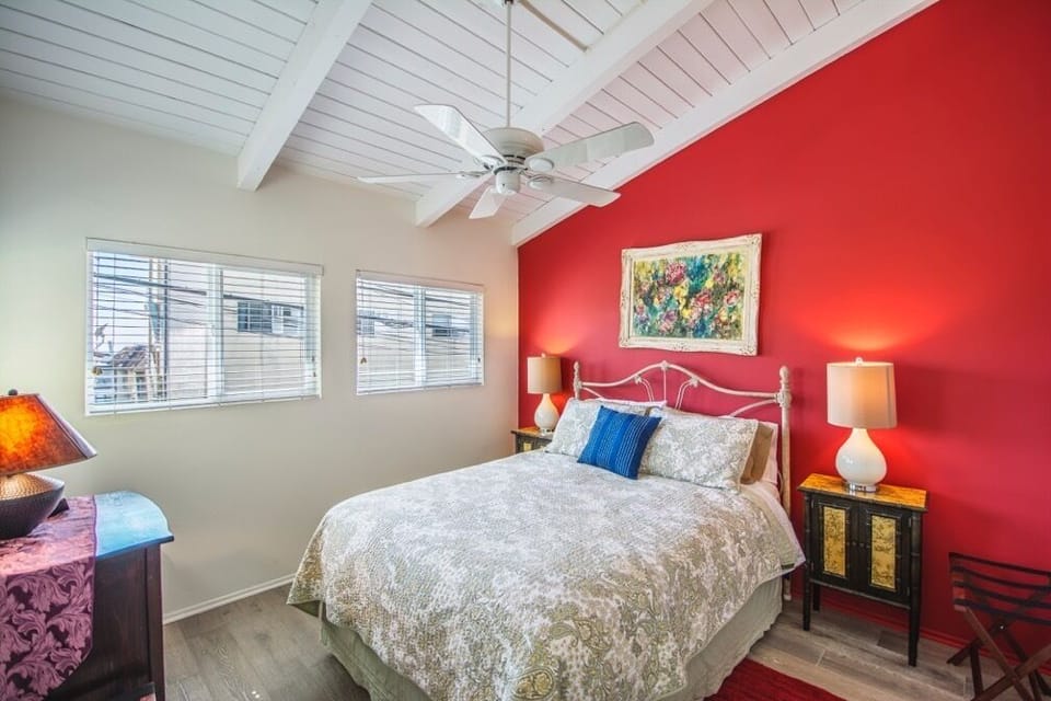 bedroom with queen sized bed.