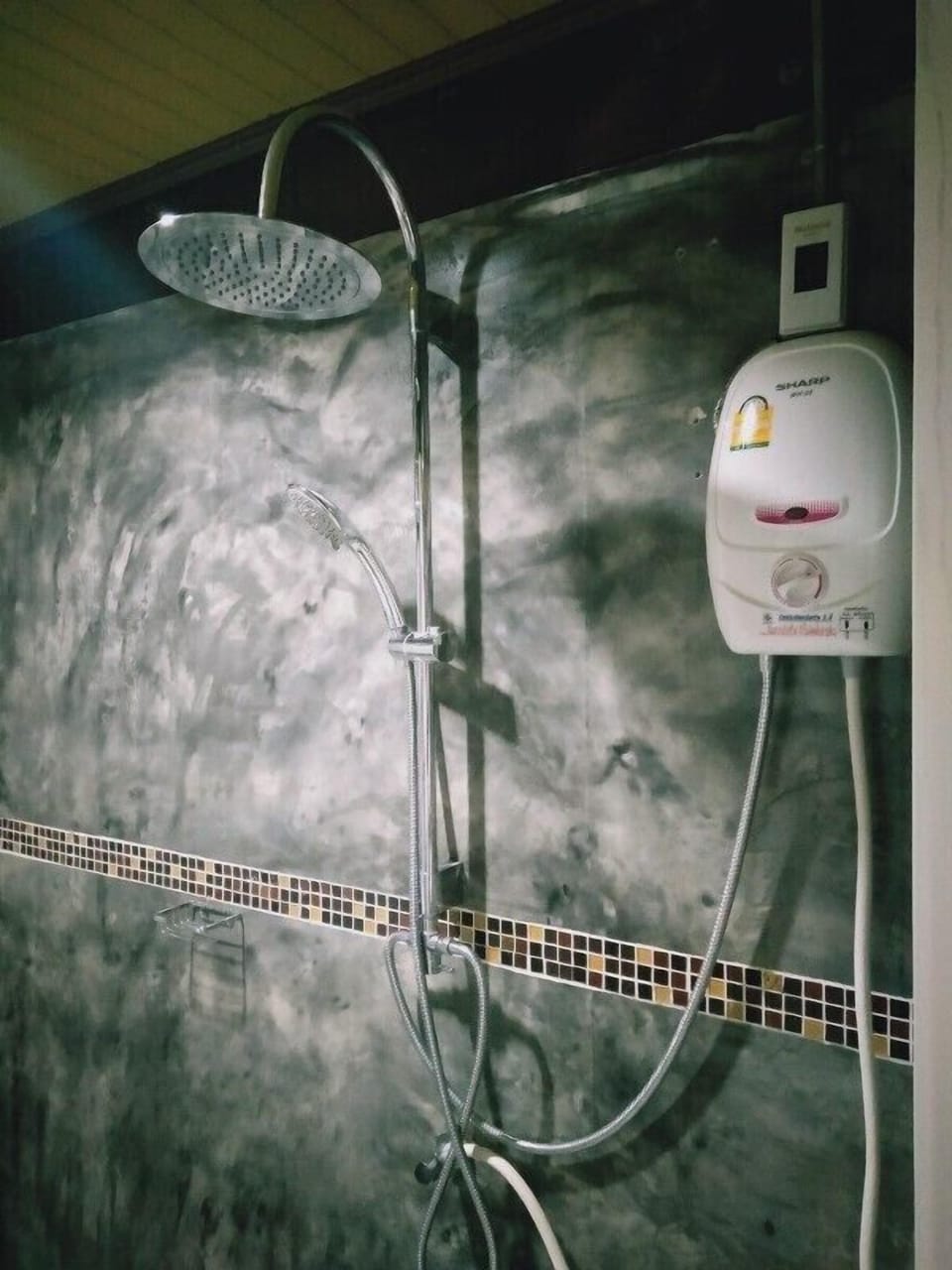 Shower, rainfall showerhead, free toiletries, towels