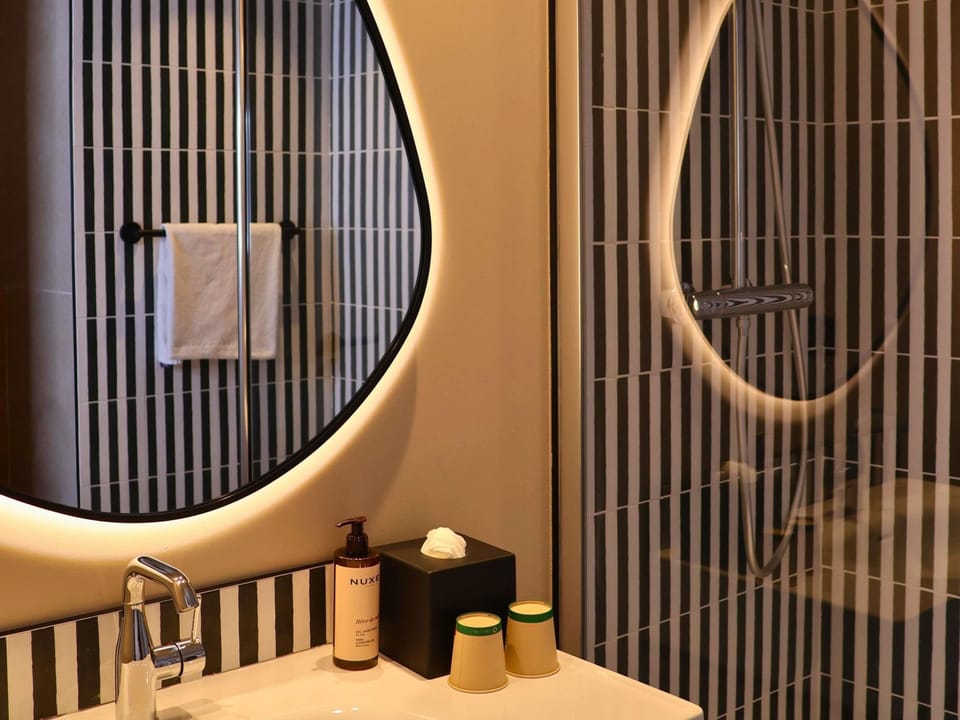 Premium bedding, in-room safe, desk, laptop workspace