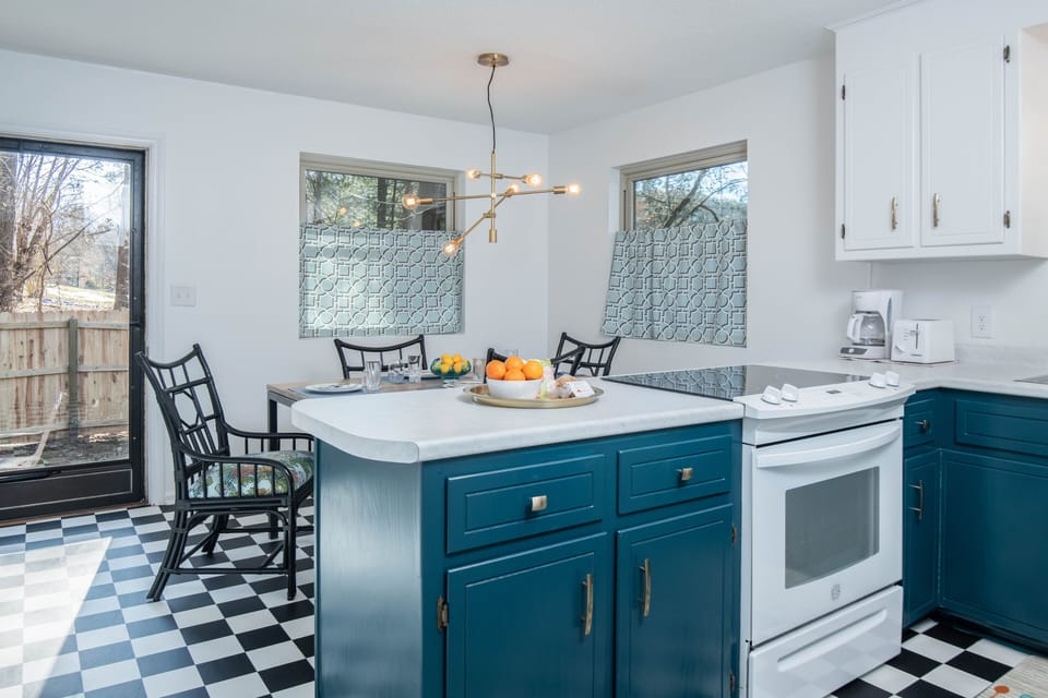 Chic, fully equipped kitchen