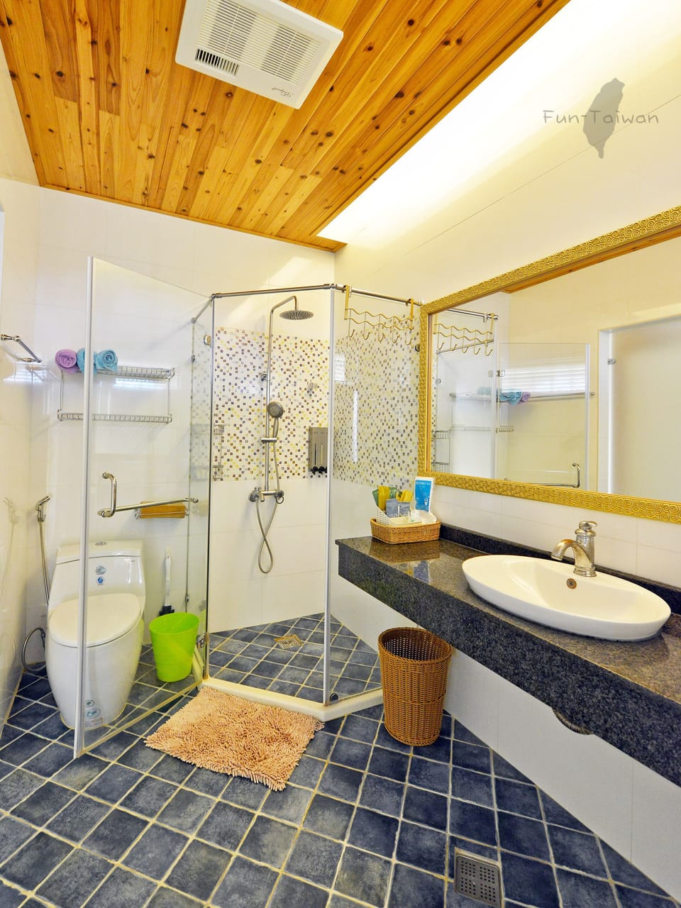 Deluxe Quadruple Room | Bathroom | Shower, free toiletries, hair dryer, slippers