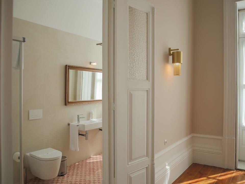 Suite, Balcony | Bathroom | Shower, rainfall showerhead, free toiletries, hair dryer