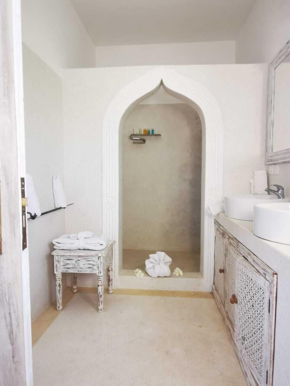 Shower, rainfall showerhead, free toiletries, hair dryer