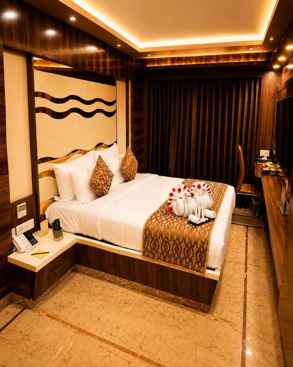 Elanza Premium Room | In-room safe, desk, blackout drapes, soundproofing