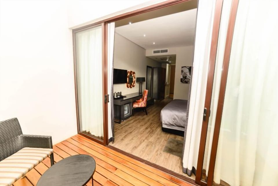 Executive Suite (Copper) | Premium bedding, in-room safe, WiFi (free), bed sheets