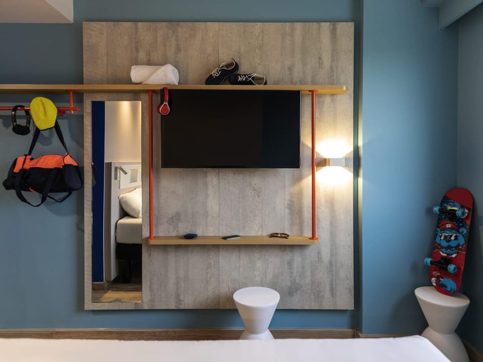 Standard Room, 1 Queen Bed | In-room safe, soundproofing, free WiFi