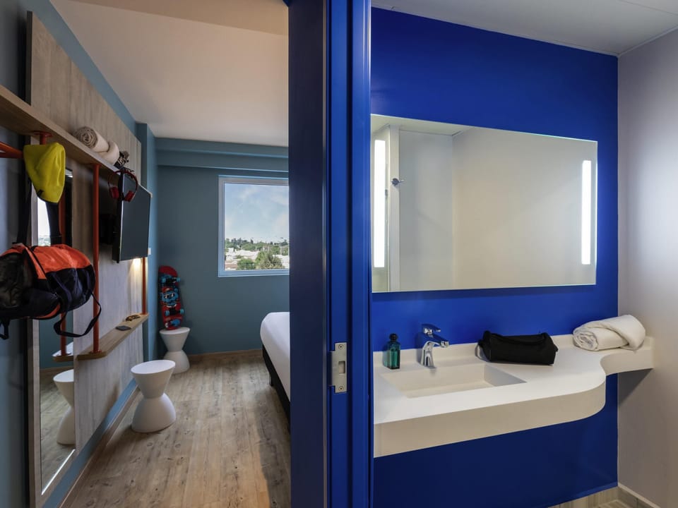 Standard Room, 1 Queen Bed | In-room safe, soundproofing, free WiFi