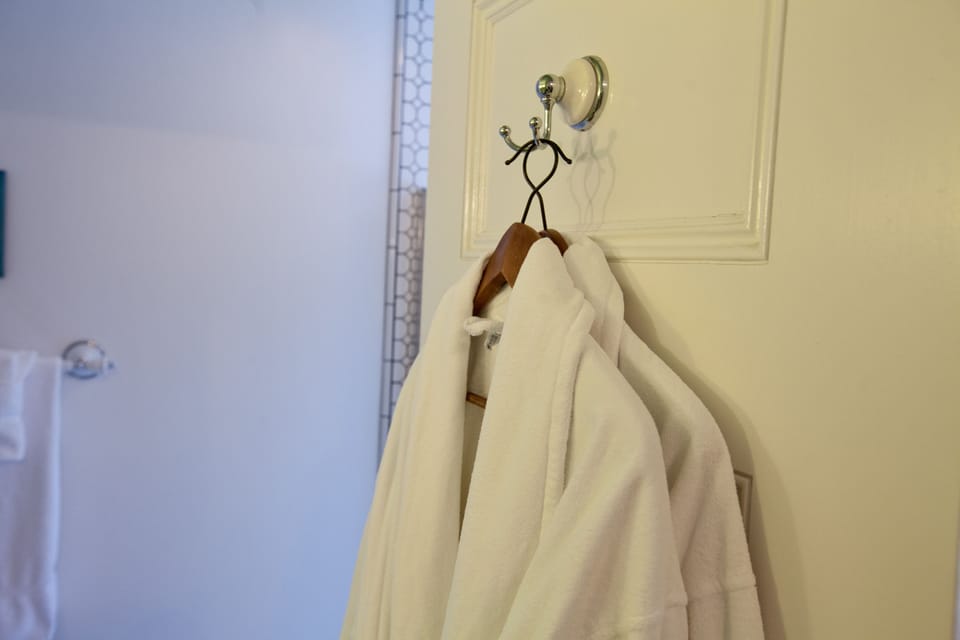 Standard Room, 1 Queen Bed, Non Smoking | Bathroom amenities | Separate tub and shower, deep soaking tub, designer toiletries