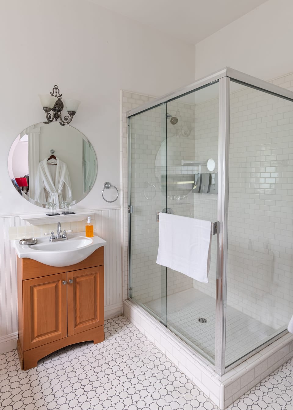 Signature Room, 1 Queen Bed, Non Smoking, Garden View | Bathroom | Separate tub and shower, deep soaking tub, designer toiletries