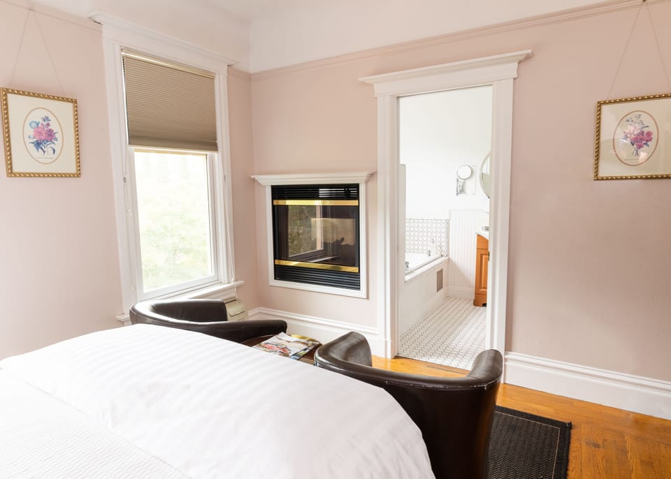 Signature Room, 1 Queen Bed, Non Smoking, Garden View | Individually decorated, individually furnished, iron/ironing board