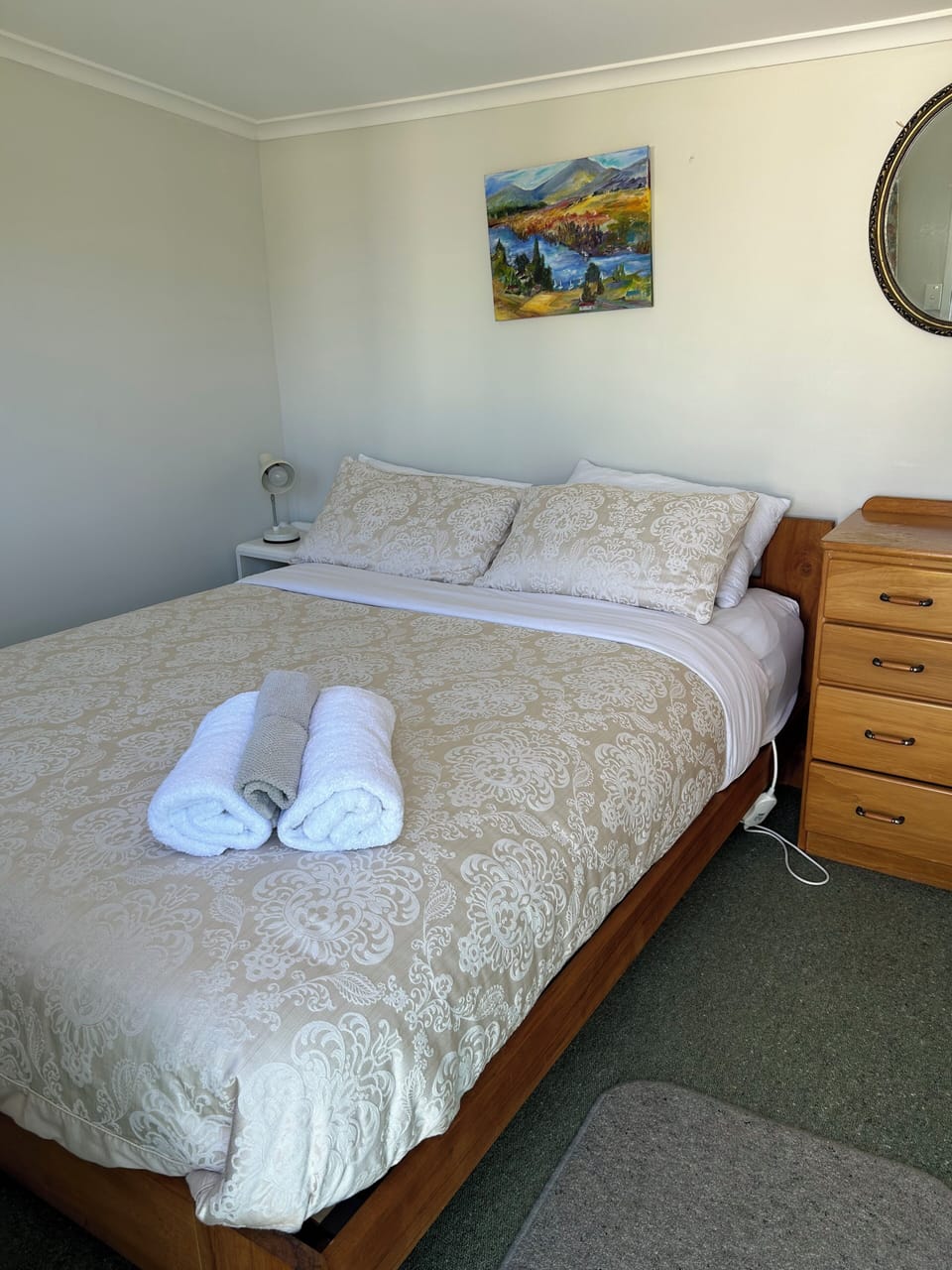 Bedroom 4 in the outside hut. One queen bed.