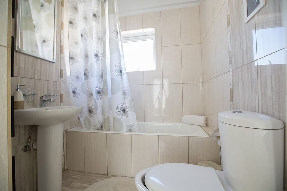Main Bathroom with bathtub, overhead shower and WC