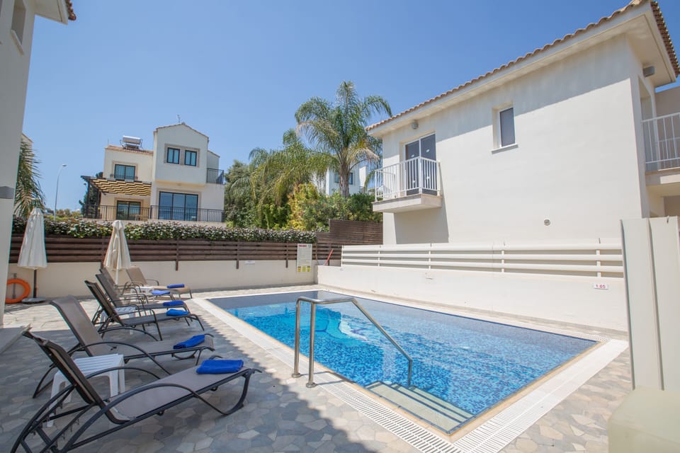 Large Garden with barbecue, seating area, sun loungers and private pool