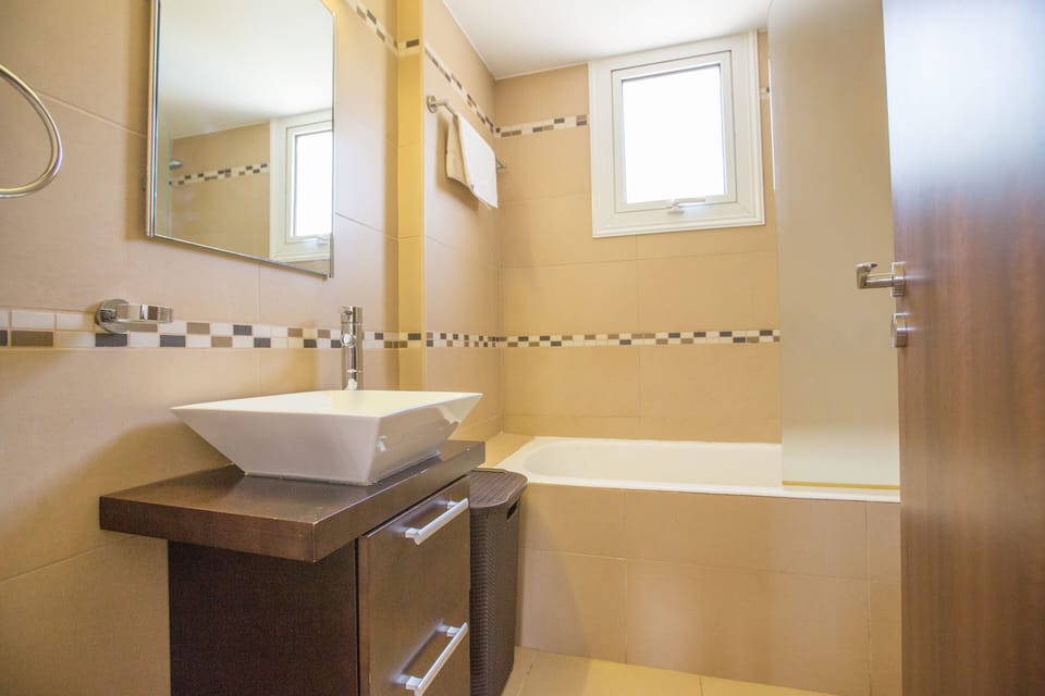 Main Bathroom with bathtub, overhead shower and WC