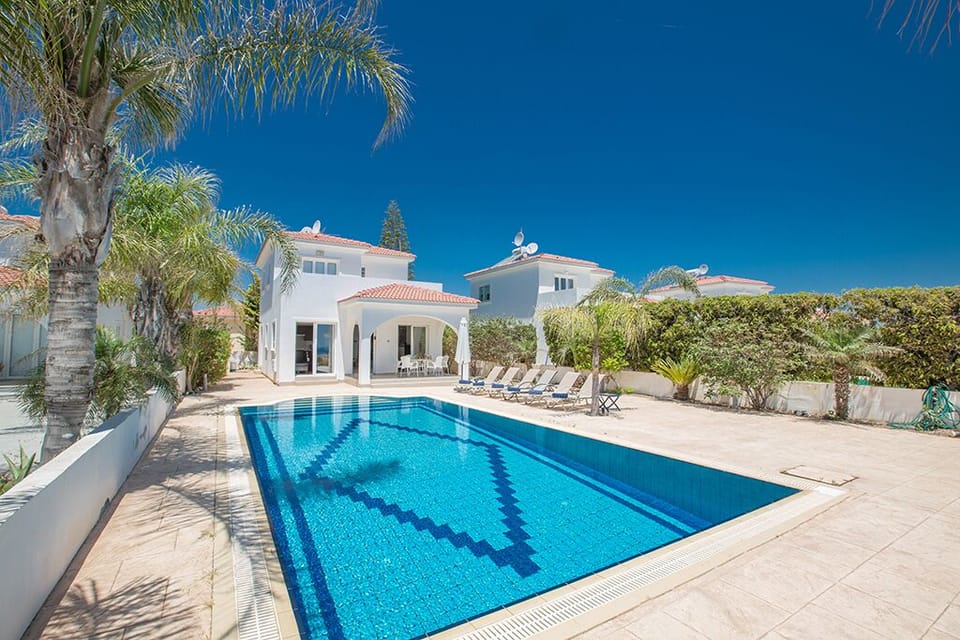 Large garden with barbecue, seating area, sunloungers and private pool 