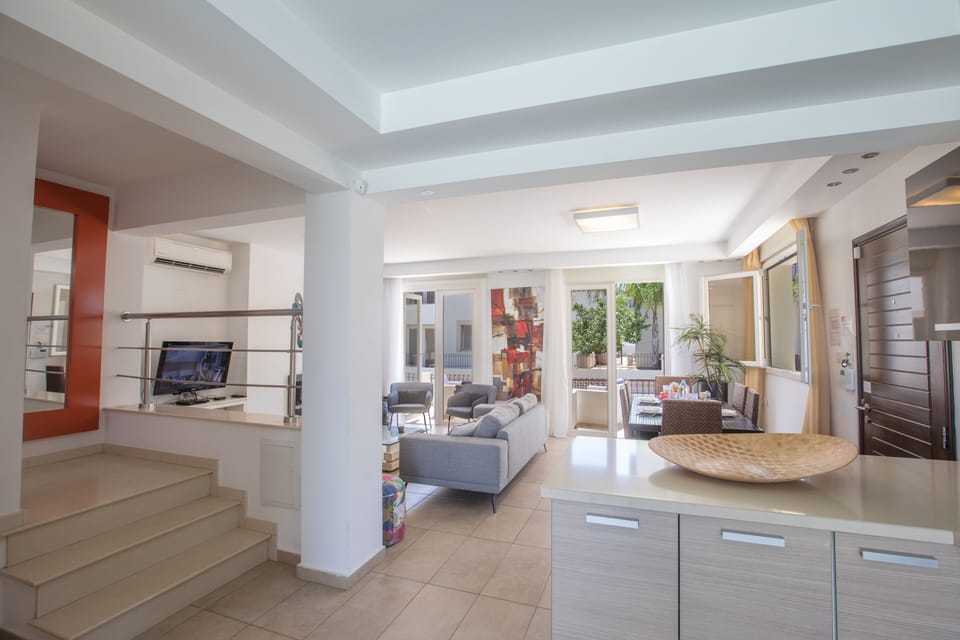 Master Bedroom with En Suite Bathroom, double bed and balcony access