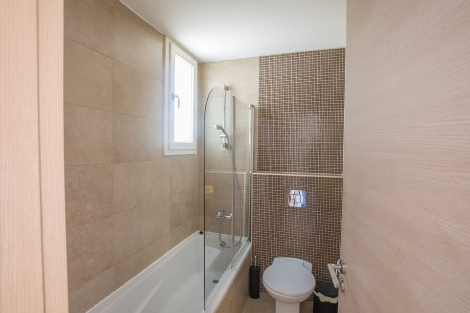 Main Bathroom with bathtub, overhead shower and WC
