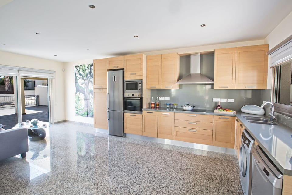 Large, fully equipped kitchen