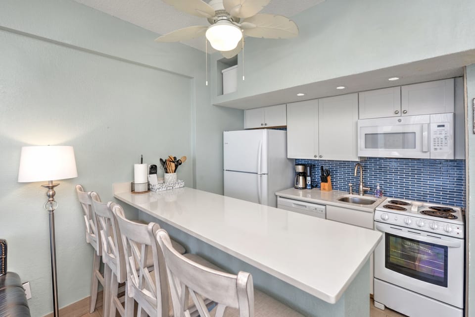 Hawaiian Inn Resort - Kitchen