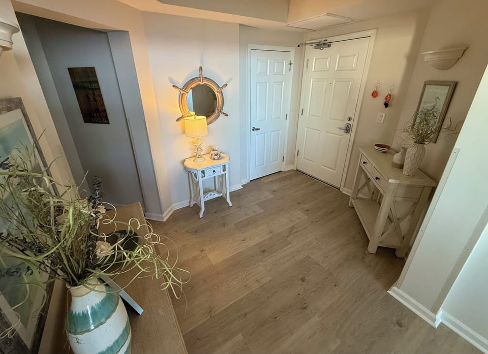 Foyer - Entrance door on the right