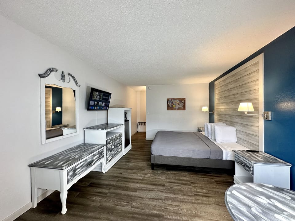 Basic Single Room, 1 King Bed, Non Smoking | Desk, blackout drapes, soundproofing, iron/ironing board