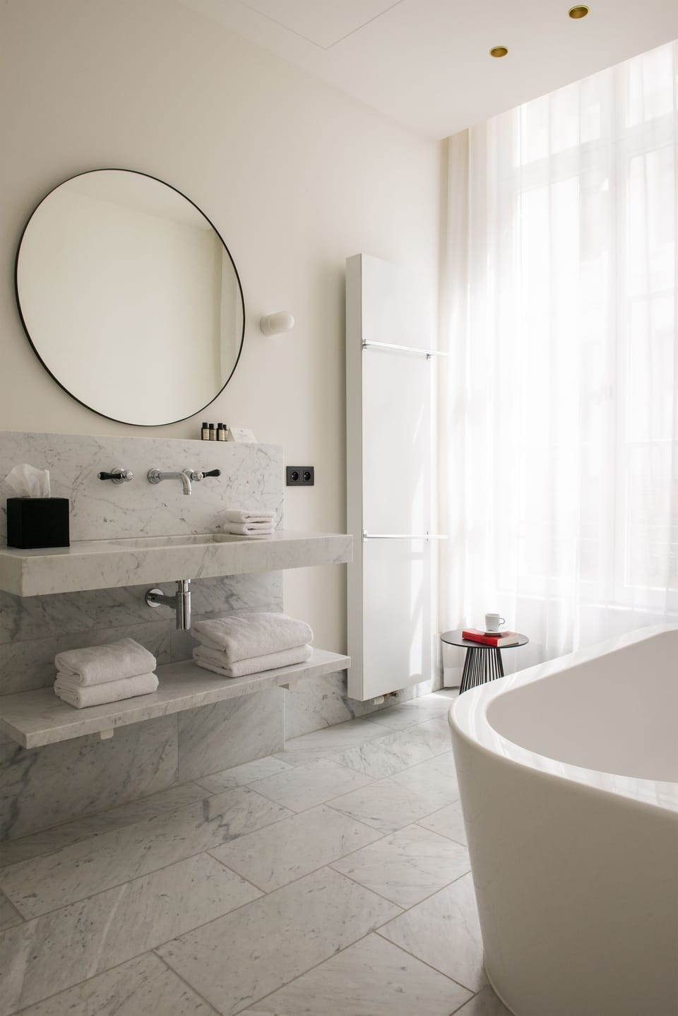 Deluxe Room, 1 Queen Bed | Bathroom | Free toiletries, hair dryer, bathrobes, towels