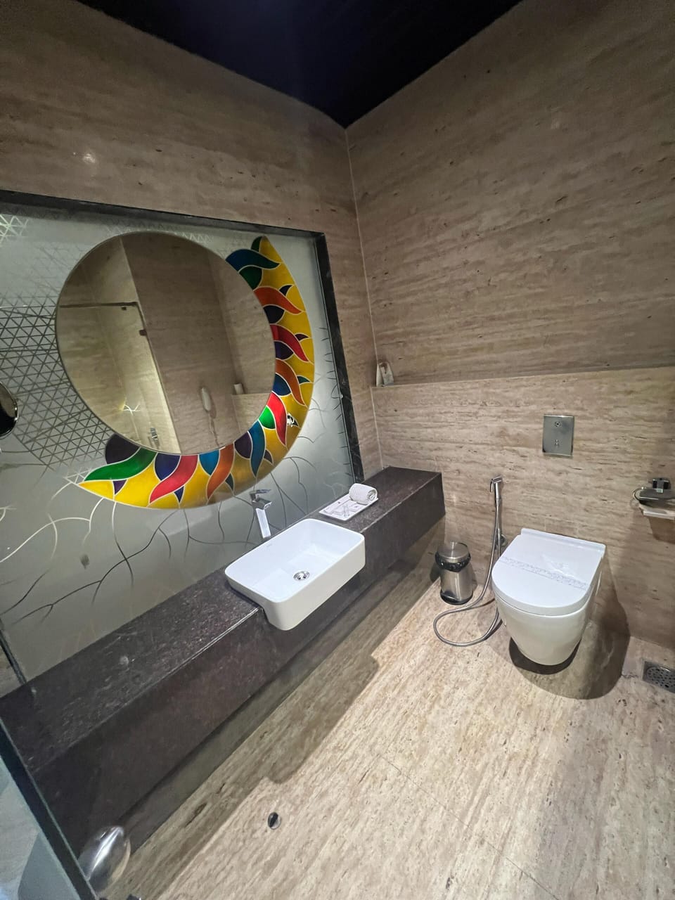Royal Deluxe Room | Bathroom | Shower, free toiletries, hair dryer, slippers