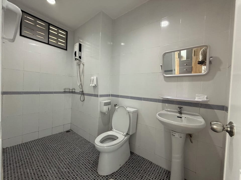 Standard Room | Bathroom | Shower, free toiletries, hair dryer, towels