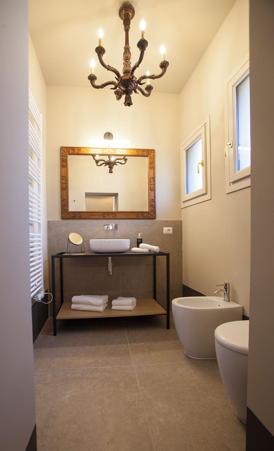 Suite | Bathroom | Shower, rainfall showerhead, free toiletries, hair dryer