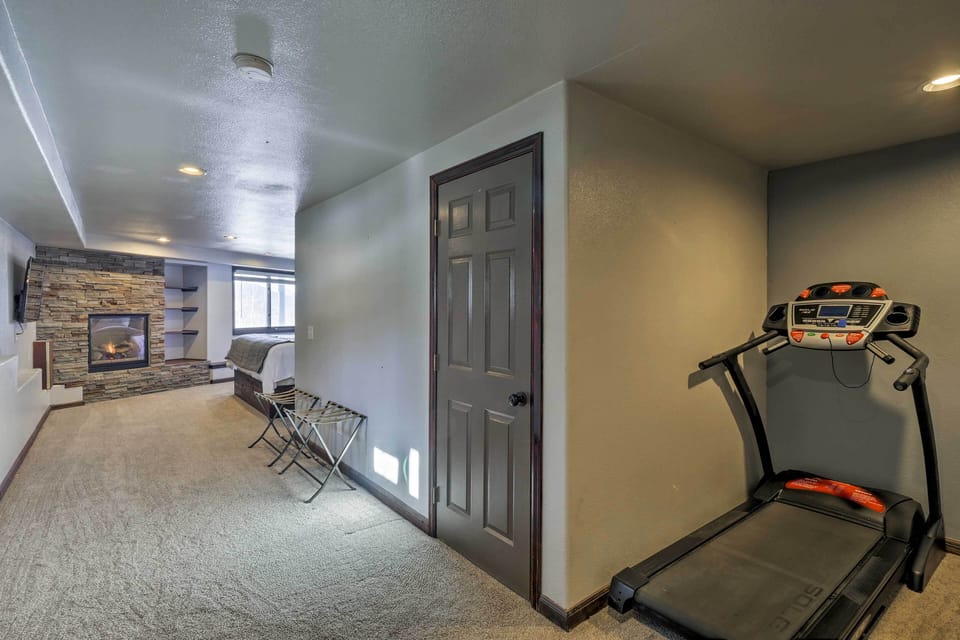 Bedroom 1 | King Bed | Linens Provided | 1st Floor