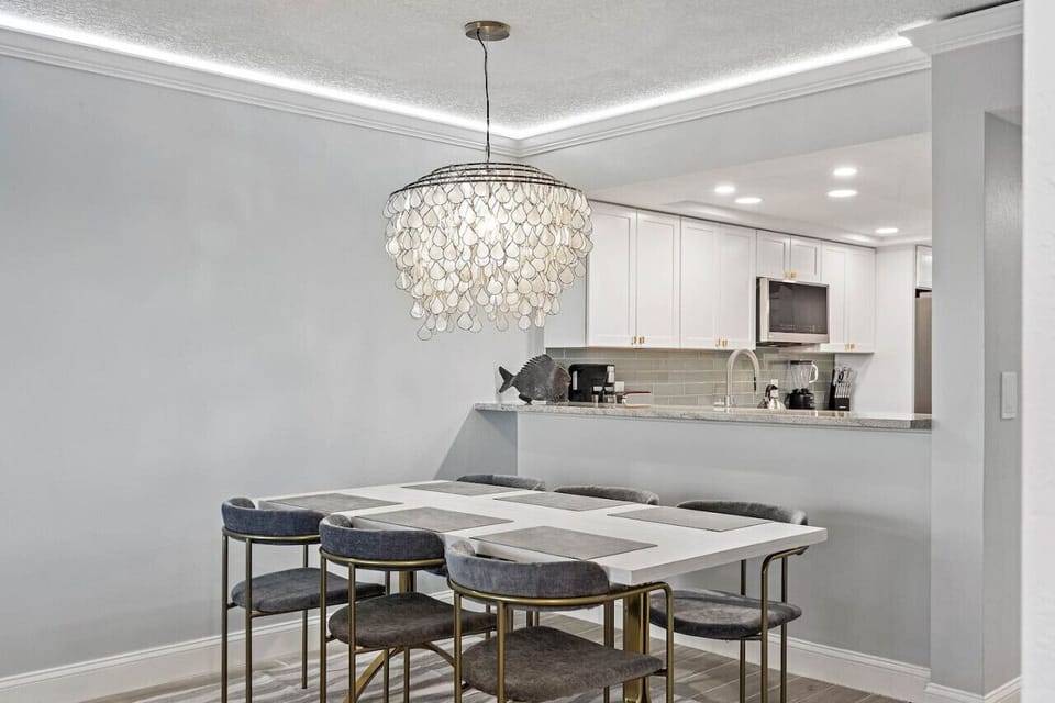 Dining room seats 6