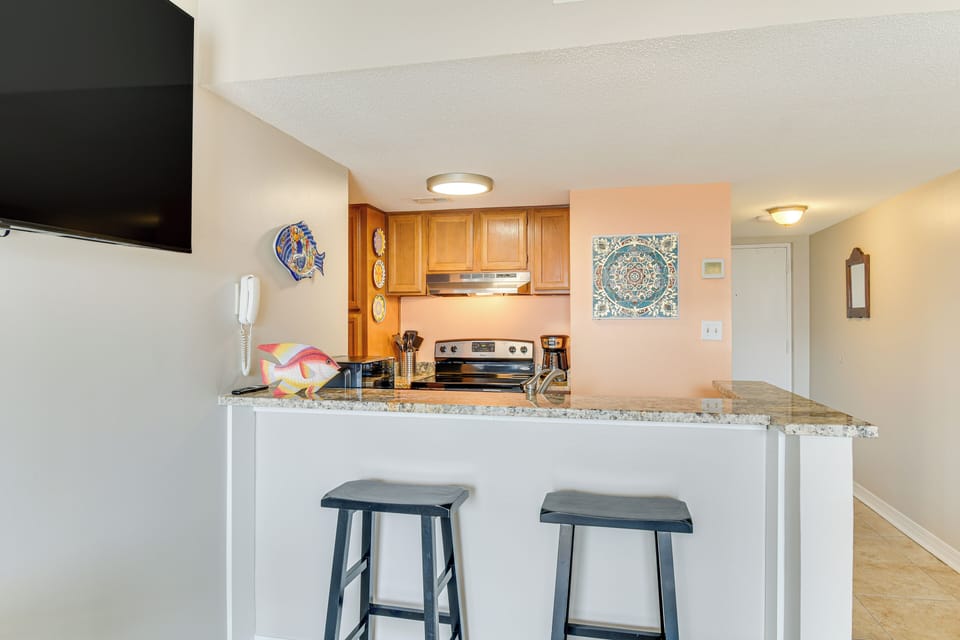 Dining Area | Dishware/Flatware Provided